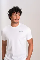 Remera de manga corta y cuello redondo, color blanco, con logo de la marca Original Penguin estampado en pequeño en el pecho.