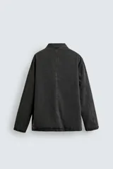 Chaqueta de corte relajado confeccionada en tejido de mezcla de algodón y lyocell con efecto lavado. Presenta cuello solapa, manga larga, cierre frontal con botonadura oculta por solapa y cuatro bolsillos frontales con solapa.