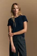 Remera básica de manga corta con cuello redondo y silueta ajustada, confeccionada en una mezcla de lyocell y elastano que proporciona una textura suave, liviana y elástica.