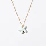 Collar con cadena dorada y dije de cerámica celeste en forma de estrella de mar, con detalle de bolita dorada.