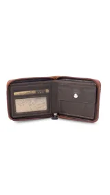 Billetera de hombre color negro con cierre perimetral, confeccionada en material símil cuero. Cuenta con tarjetero interior, compartimento para billetes y bolsillo para monedas con cierre.