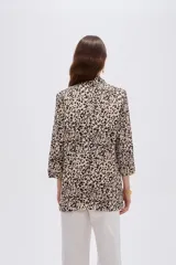 Blazer de viscosa con estampado animal print tipo dálmata en tonos marrones y beige, con cuello solapa y mangas 3/4.