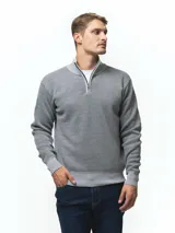 Sweater de tejido de punto con cuello alto y cierre frontal parcial. Presenta puños y ruedo acanalados, con una textura sutil en el tejido.