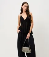 Cartera modelo baguette de tamaño pequeño, con formato estructurado, tapa delantera y detalles de hebillas decorativas. Cuenta con asa para hombro e interior forrado con compartimento.