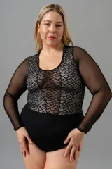 Body negro de manga larga confeccionado en encaje elastizado con diseño geométrico. Forrado en lycra color crudo en el interior.