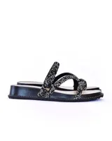 Sandalia de cuero negro con tiras cruzadas decoradas con strass brillante. Cuenta con una base de plataforma baja de 3,5 cm y plantilla acolchada.