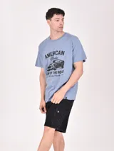 Remera gris claro con estampa vintage de moto.