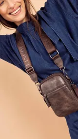 Bandolera morral color verde militar, con cierre metálico principal y cierre frontal. Cuenta con correa de galón gruesa y ajustable.