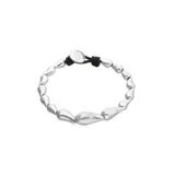 Pulsera de cuero marrón oscuro con cuentas metálicas plateadas en forma de gota y cierre de botón con grabado de la marca.