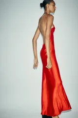 Vestido largo de satén color rojo, con escote en V y tirantes finos.
