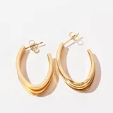 Aros tipo argolla dorados de acero, con triple aro.