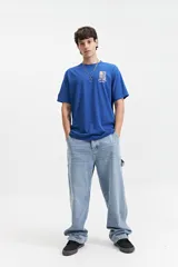 Remera azul con estampado en la espalda con la leyenda "West Ocean City Since 1976 Worldtour Music Fest" y el logo de la marca Mistral.