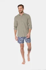 Short de baño clásico con estampado de flores blancas sobre fondo azul marino, cintura elástica con cordón ajustable, dos bolsillos laterales y suspensor de malla fina.