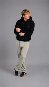 Pantalón tipo jogger de corte recto y holgado, color gris claro, con cintura elástica y cordón de ajuste en color blanco.