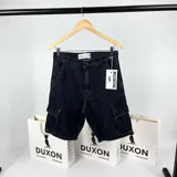 Bermuda cargo de jean negro lavado, con bolsillos laterales tipo cargo.