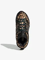Zapatillas Adidas Adistar Control 5 con diseño inspirado en el running de los años 2000. Presentan un estampado animal print de leopardo en el cuerpo principal, combinado con detalles en negro y las icónicas tres rayas de la marca en los laterales. Cuentan con una suela robusta y estructura reforzada.