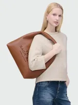 Bolso de hombro Marc Jacobs The Leather Sack Bag, color marrón, con logo de la marca en relieve en el frente.