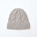 Gorro de lana con diseño de punto trenzado y borde acanalado.