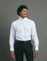 Camisa de vestir de manga larga con cuello rígido y cierre frontal de botones. Presenta un estampado de pequeños puntos azules sobre fondo blanco.