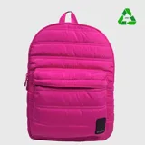 Mochila acolchada de diseño clásico en color rosado, fabricada con material reciclado rPET. Cuenta con un compartimento principal amplio, bolsillo frontal con cierre, correas acolchadas ajustables y etiqueta de marca en la parte inferior.