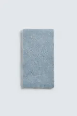 Bufanda de punto tejida en hilatura con mezcla de fibra de alpaca, de textura suave y diseño rectangular.