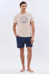 Short de baño liso color coral, confeccionado en tela flexible elastizada, con diseño versátil para uso dentro y fuera del agua.