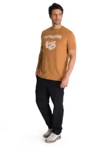 Remera marrón Caterpillar de manga corta y cuello redondo, con estampa frontal gráfica y de texto en color blanco.