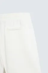 Bermuda de algodón gris con efecto lavado, corte relajado, cintura elástica ajustable con cordón y bolsillos laterales y trasero de vivo.