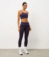 Legging deportiva de tiro alto confeccionada en microfibra, con ajuste al cuerpo y detalle de franja contrastante en la cintura. Incluye bolsillo funcional lateral.