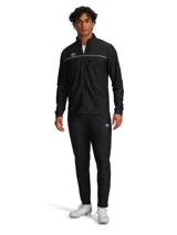 Conjunto deportivo Under Armour Challenger compuesto por una chaqueta con cierre frontal y un pantalón de corte ajustado. Ambas piezas son de color negro con detalles en blanco, confeccionadas en tejido de punto ligero y transpirable con tecnología de secado rápido.