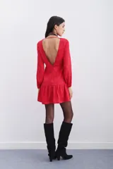 Vestido corto de viscosa jacquard color rojo, con escote redondo, mangas largas con puños elásticos y detalle de nudo drapeado en la cintura. Presenta un escote en V pronunciado en la espalda con cierre invisible.