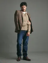 Saco sport de gamuza ecológica, con cierre de dos botones frontales, solapas clásicas y bolsillos laterales con solapa.