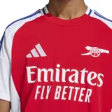 Camiseta de fútbol Adidas del Arsenal, modelo Home 24/25. Diseño rojo con mangas blancas y detalles en azul en cuello y hombros. Incluye logo de Adidas, escudo del club y sponsor Emirates Fly Better en el frente.
