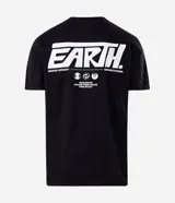 Remera de algodón color negro con cuello redondo y manga corta. Presenta un diseño gráfico estampado en la espalda con la palabra 'EARTH' en tipografía grande y blanca, acompañada de frases motivacionales y símbolos circulares.