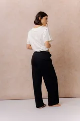 Pantalón celeste de pierna recta y silueta amplia, con cintura elástica y cordón regulable.