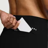 Short de running Saucony Outpace color negro, con cintura elástica y cordón de ajuste externo. Cuenta con un bolsillo trasero con cremallera, dos bolsillos abiertos en el calzoncillo interno y logotipos reflectantes.