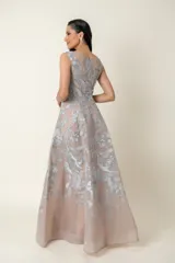 Vestido largo de fiesta color champagne, confeccionado en tul bordado con hilo plateado y detalles de strass.