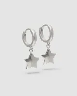 Aros tipo argolla pequeña de plata con dije colgante en forma de estrella.