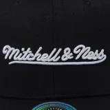 Gorra Mitchell & Ness color azul, de visera curva, con el nombre de la marca bordado en el frente en hilo blanco y logotipo en el lateral.