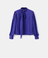 Blusa de poliéster color azul, con cuello alto, lazada integrada, cierre lateral con botones y mangas largas abullonadas con puños ajustados.