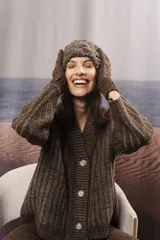 Guantes tejidos a mano en punto jersey, confeccionados en lana fina sin teñir con un diseño jaspeado en tonos marrón y blanco.