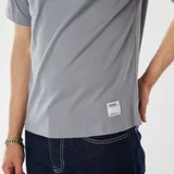 Remera gris de algodón con cuello redondo y corte recto.