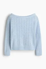 Buzo celeste de punto pointelle con lana, escote bote y hombros descubiertos, mangas largas y diseño holgado.