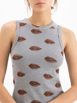 Musculosa gris melange de punto con estampado de labios marrones, de calce entallado y escote redondo.