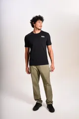 Remera de algodón negra con cuello redondo y mangas cortas. Presenta el logo de la marca estampado en blanco en el lado izquierdo del pecho.