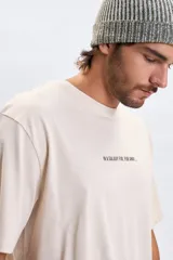 Remera de corte oversize color beige, con estampa en la espalda que incluye nombres de personajes de Star Wars acompañados de sus ilustraciones lineales.