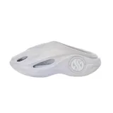 Sandalias tipo zueco cerradas, color negro, con diseño futurista y texturizado, y orificios de ventilación laterales. La suela es gruesa y ergonómica.