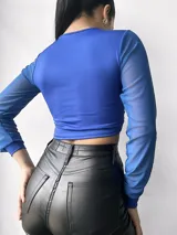 Top azul con escote en V, mangas largas de tul y nudo en la parte delantera.