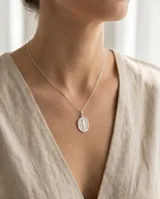 Dije de plata 925 con la imagen de la Virgen Milagrosa en forma ovalada.