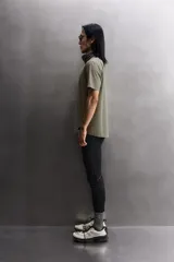 Camiseta de entrenamiento regular fit color beige, confeccionada en combinación de tejidos técnicos ligeros y elásticos con tecnología Quick Dry nivel 2. Presenta cuello redondo, manga corta, acabados con costuras planas y termofijadas, y detalle de logo estampado en el bajo.